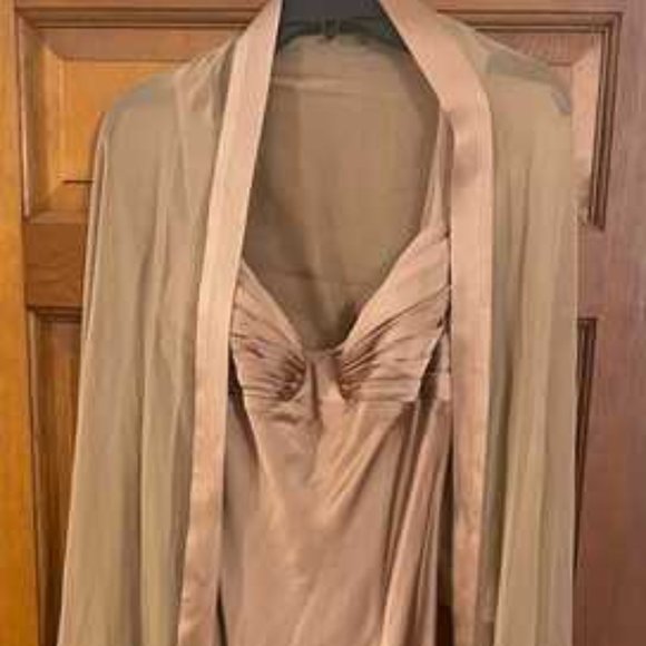 Gold Gown - Picture 3 of 4